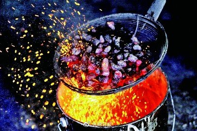 烧烤用的炭火。资料图片