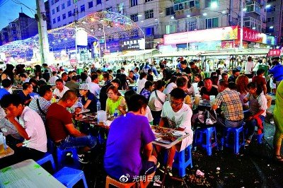 辽宁锦州夜市人头攒动。马洪波摄/光明图片