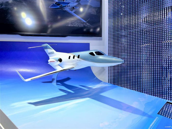 2019年11月，在第二届进口博览会汽车区域本田展台上展示的小型商务喷气式飞机模型。（新华社资料图）