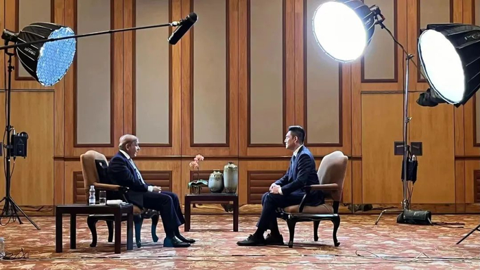 总台主持人王冠专访巴基斯坦总理夏巴兹·谢里夫