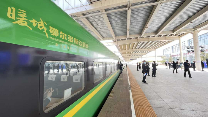 图为鄂尔多斯号列车。经济日报记者　余健摄