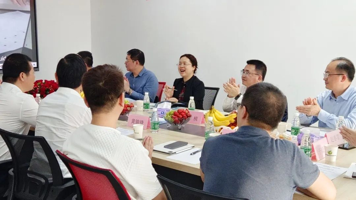 钟畅姿在金飞鹰药械技术咨询集团座谈交流。邱鹏霖 摄