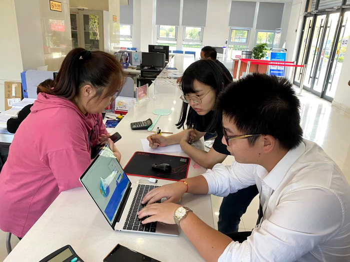 图为建行工作人员到东阿县高集镇经管站开展“三资平台”培训