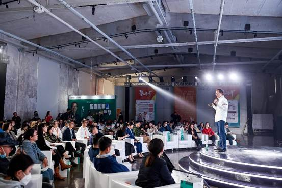 新东方教育科技集团董事长俞敏洪为大学生作演讲