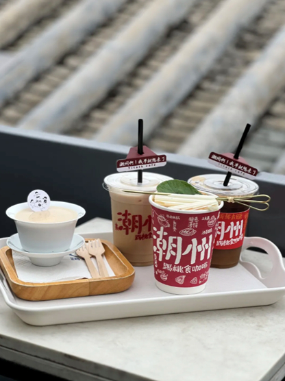 ▲坐落于古城居民区的隐秘小巷，踢桃咖啡拥有能俯瞰整个古城的屋顶。（大众点评App）