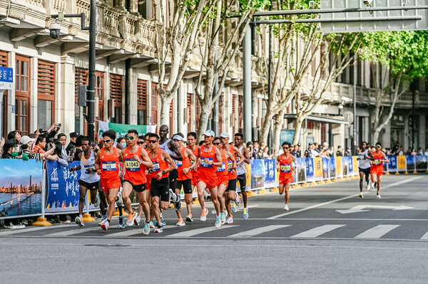 　　国人竞速齐聚武马，用中国速度致敬英雄之城