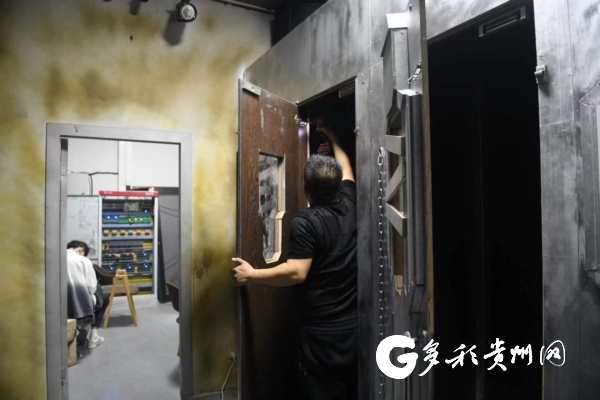 工作人员检修剧场内机关