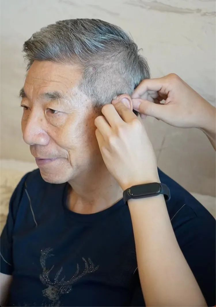 听损老人在试戴助听器