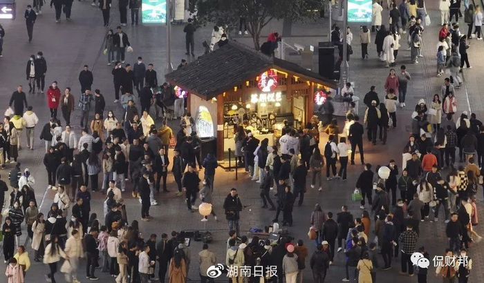 （长沙夜经济持续红火。湖南日报全媒体记者 辜鹏博 摄）