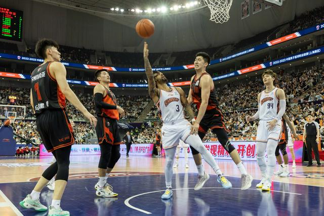上海久事队和江苏苏州肯帝亚队在比赛中。新华社记者 王翔 摄