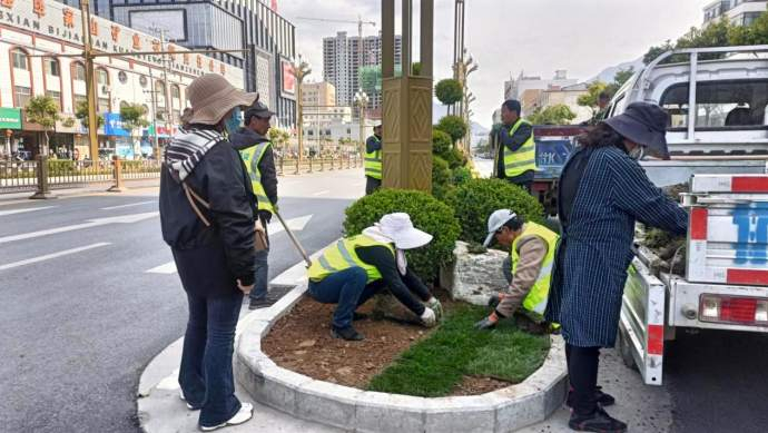 　　环境整治“红马甲”在行动 马珍妮 摄