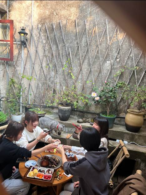 ▲游客来到潮州，找一间“小茶馆”，一头扎进“工夫茶”的慢生活里，正成为一种新潮流。（受访者供图）