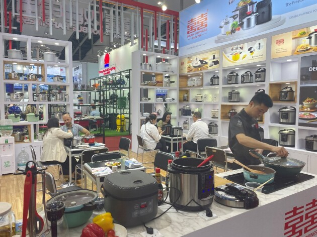 （双喜展位新老客户络绎不绝）