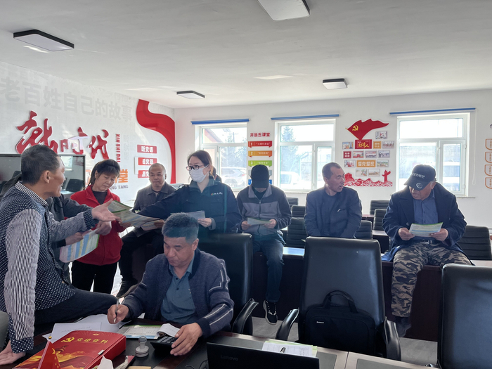 阳光农险工作人员走进基层村屯进行农险宣传