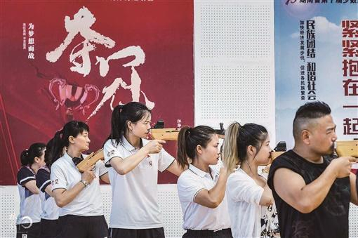 2022年8月，湖南省第十届少数民族传统体育运动会射弩现场。李忠林 摄