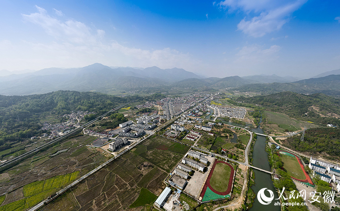 航拍陵阳镇。人民网 王锐摄