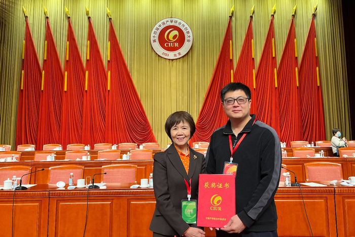 沈寓实博士和丁玉贤常务副秘书长合影