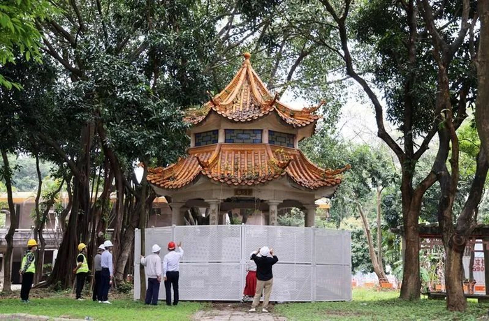 这座凉亭已进行全封闭围蔽。记者 文波  摄