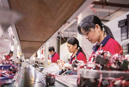 江华瑶族自治县水口镇如意社区的乡村振兴车间，村民在生产线上忙碌着。蒋克青 摄