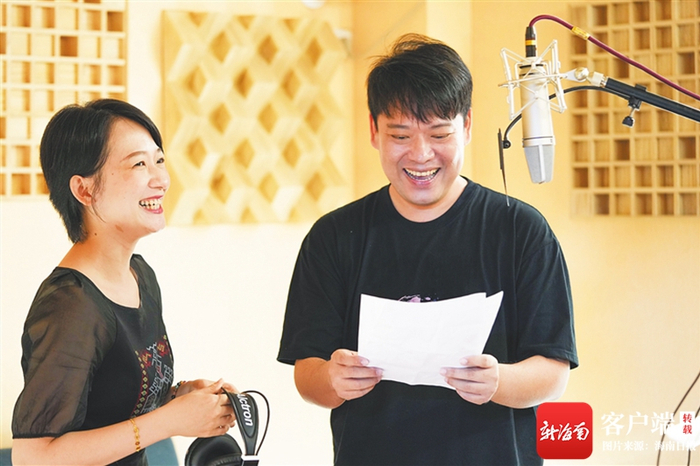  伍志伟和伍志洁在录音棚里排练歌曲。 海南日报记者 李天平 摄