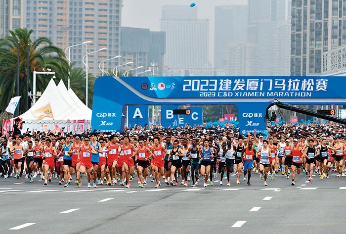 2023 厦门马拉松赛，参赛选手冲出起跑线（2023 年4 月2 日摄） 魏培全摄/ 本刊
