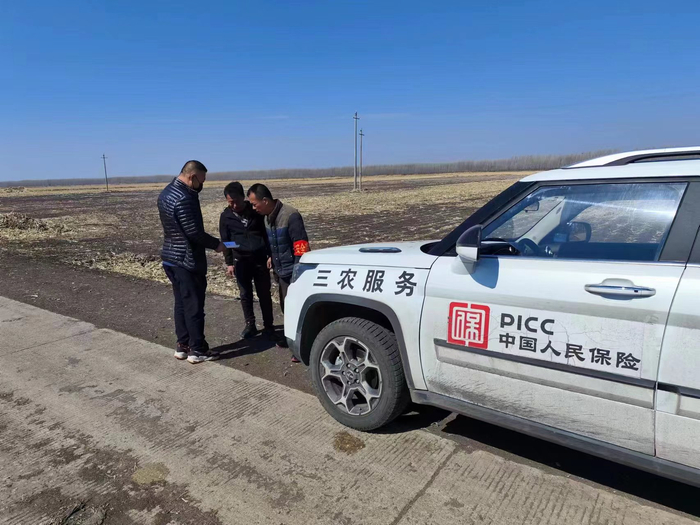 人保财险工作人员深入到集贤县永安乡五七村宣传农业保险