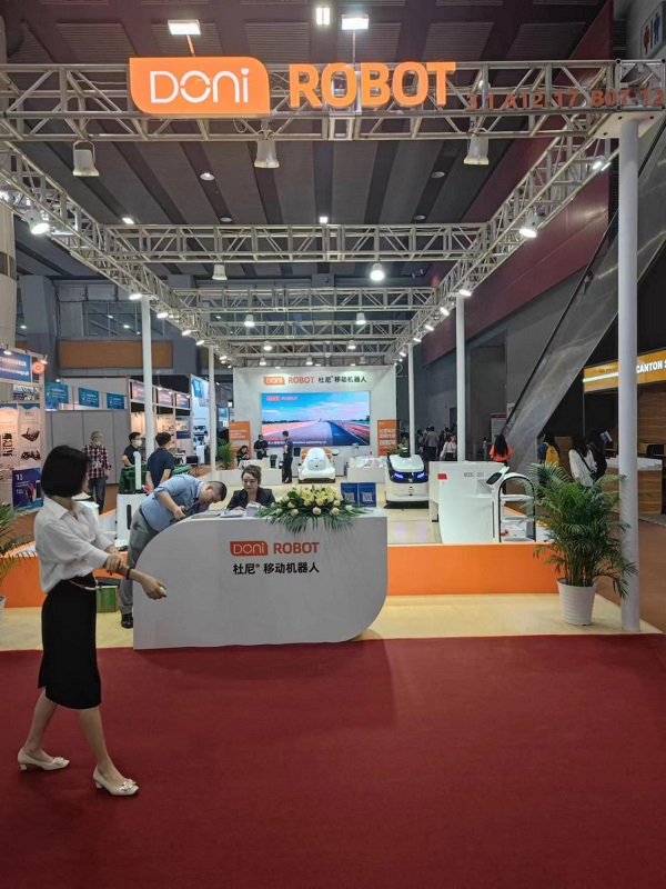 ▲图为第133届广交会上广东杜尼智能机器人工程技术研究中心有限公司移动机器人