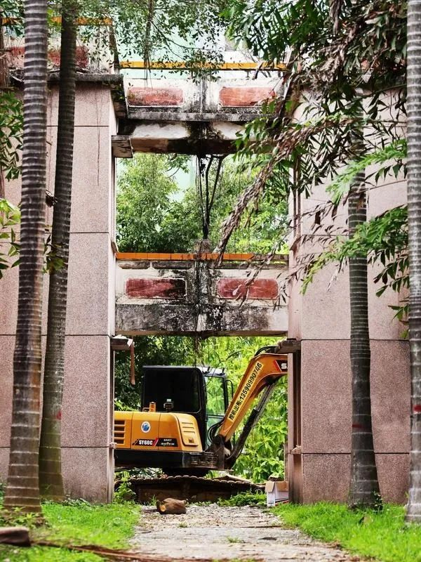 施工设备进场，工人正在拆除部分旧建筑。记者 文波 摄