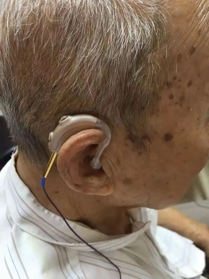 戴上耳背式助听器的老人并不多