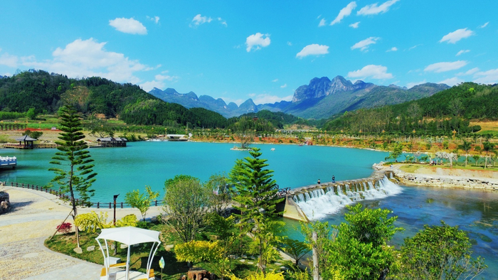 　　图为：五龙壮族乡三月三广场一角（师宗县融媒体中心供图）