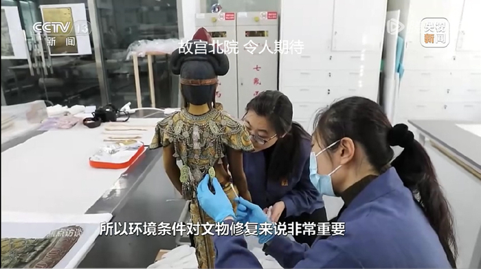 故宫工作人员正在修复文物 图片来源：视频截图