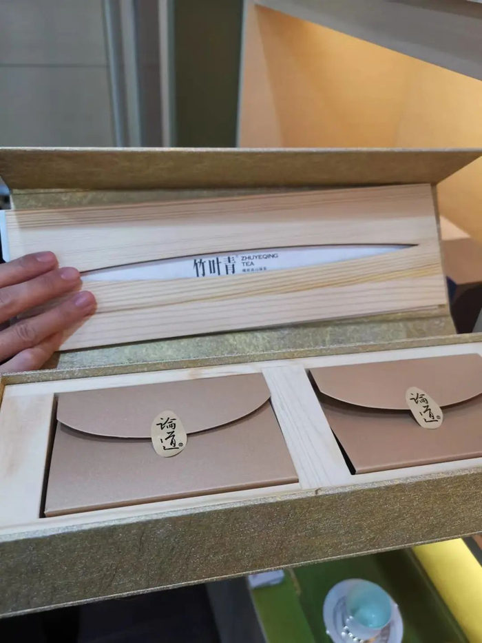 要看到茶叶，还要再开两层包装才行。 刘铭 摄