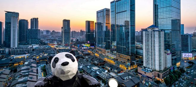 ▲成都春熙路国际金融中心的标志性雕塑——“爬墙熊猫”。