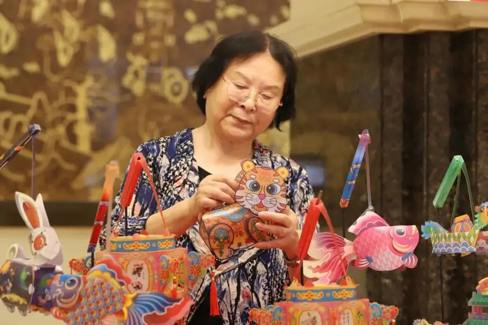 佛山彩灯国家级非遗传承人杨玉榕在皇冠庙会制作文创彩灯。