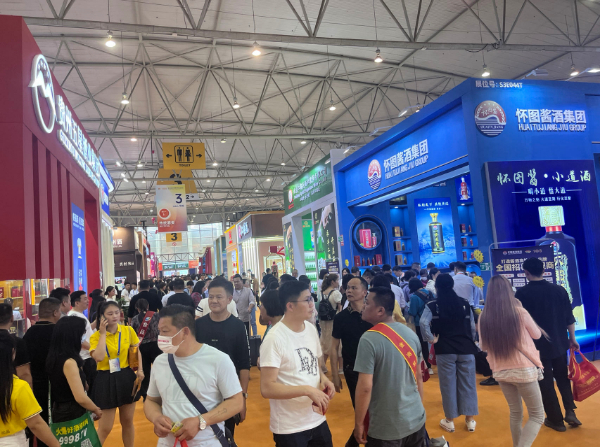 成都世纪城新国际会展中心传统酒类展区，人流如织。