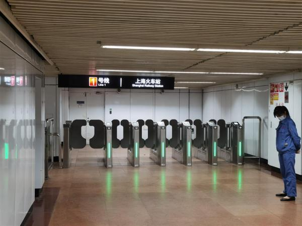 △通道尽头处是崭新的6台地铁门式进站闸机。