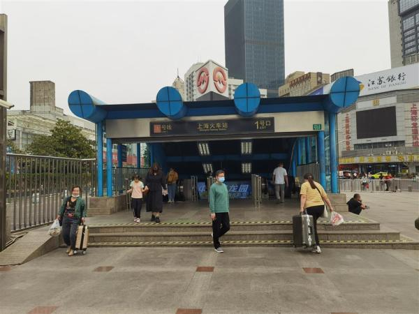 △直联通道开放后，南广场上的地铁1号口明显“冷清”了。