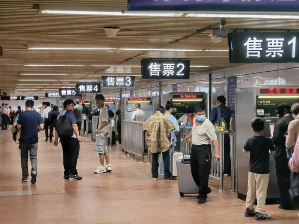 △不足50米的直通道内，右手侧是5台地铁自动售票机和1个服务中心。