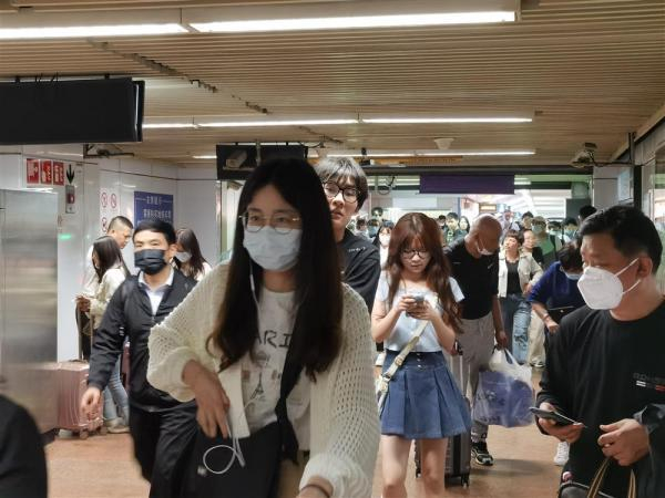 △随着列车抵达，直联通道里正迎来换乘高峰。