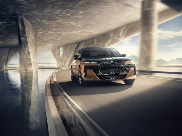 　　创新纯电动BMW i7 M70L