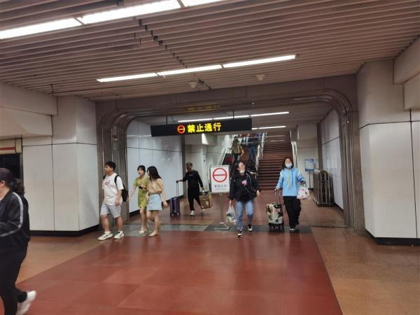 △刷开闸机即可进站。闸机后方，走下3段台阶就直接抵达了地铁的站台层。