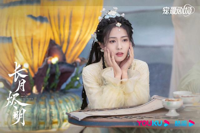 白鹿拍戏时经常需要切换身份。  剧方供图 