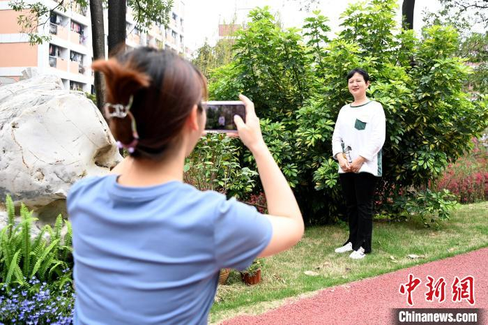 彭素萍在校园内拍照留念，珍惜闽南师范大学短暂的校园生活。张金川 摄