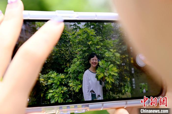 彭素萍在校园内拍照留念，珍惜闽南师范大学短暂的校园生活。张金川 摄