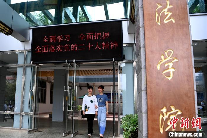 林萍萍是彭素萍的舍友，二人在枯燥的法学学习中相互扶持。张金川 摄