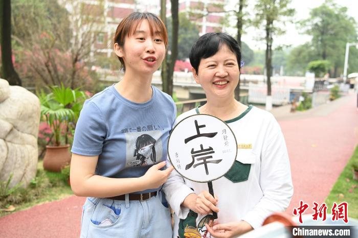 彭素萍日前向中新社记者开心地分享她刚刚考研成功“上岸”的喜悦。张金川 摄