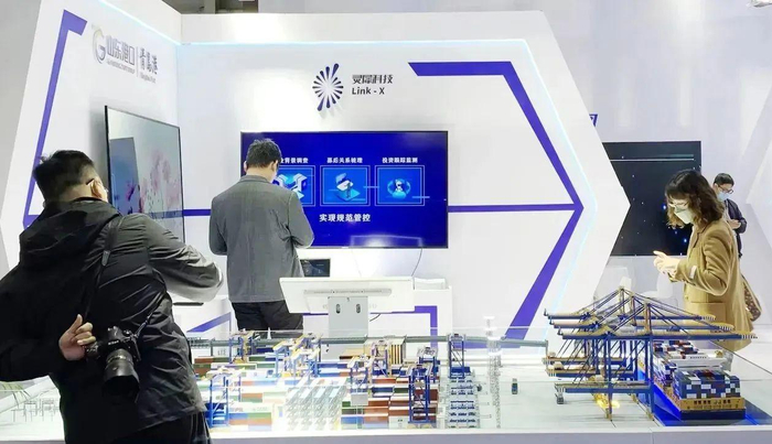 展会现场，灵犀科技凭借突出的技术创新能力、卓越的产品质量，吸引了相关部门各级领导驻足参观。