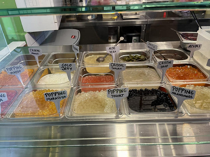 西班牙一家奶茶店五彩缤纷的珍珠小料 图源：李小天 摄