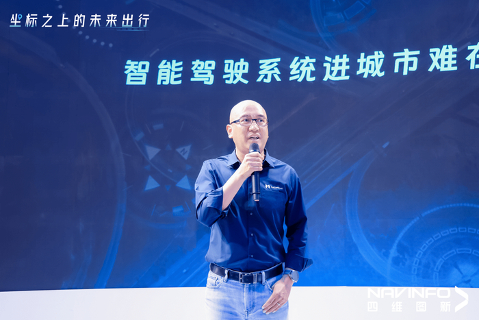 2023上海车展|侯军携手何利扬试驾毫末城市NOH:应对无保护左转及鬼探头游刃有余!_手机新浪网