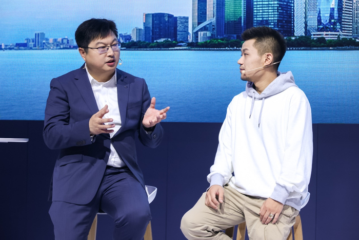 一汽-大众捷达品牌销售事业部负责人刘洪涛（左）和捷达车主叶先生（右）